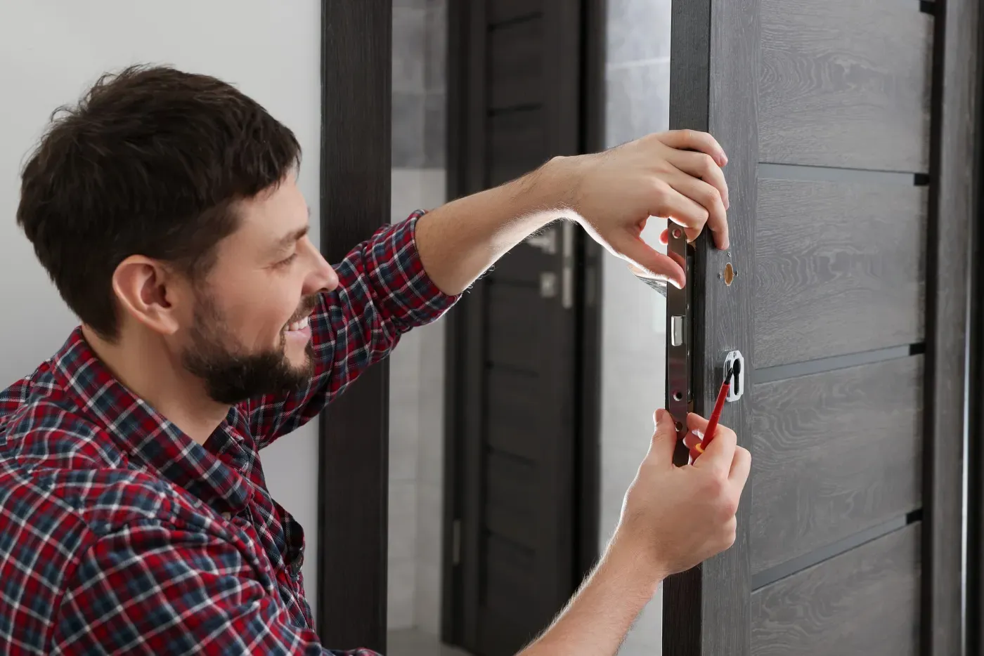 Pose d'un cylindre Bricard sur une porte d'entrée dans l'Oise